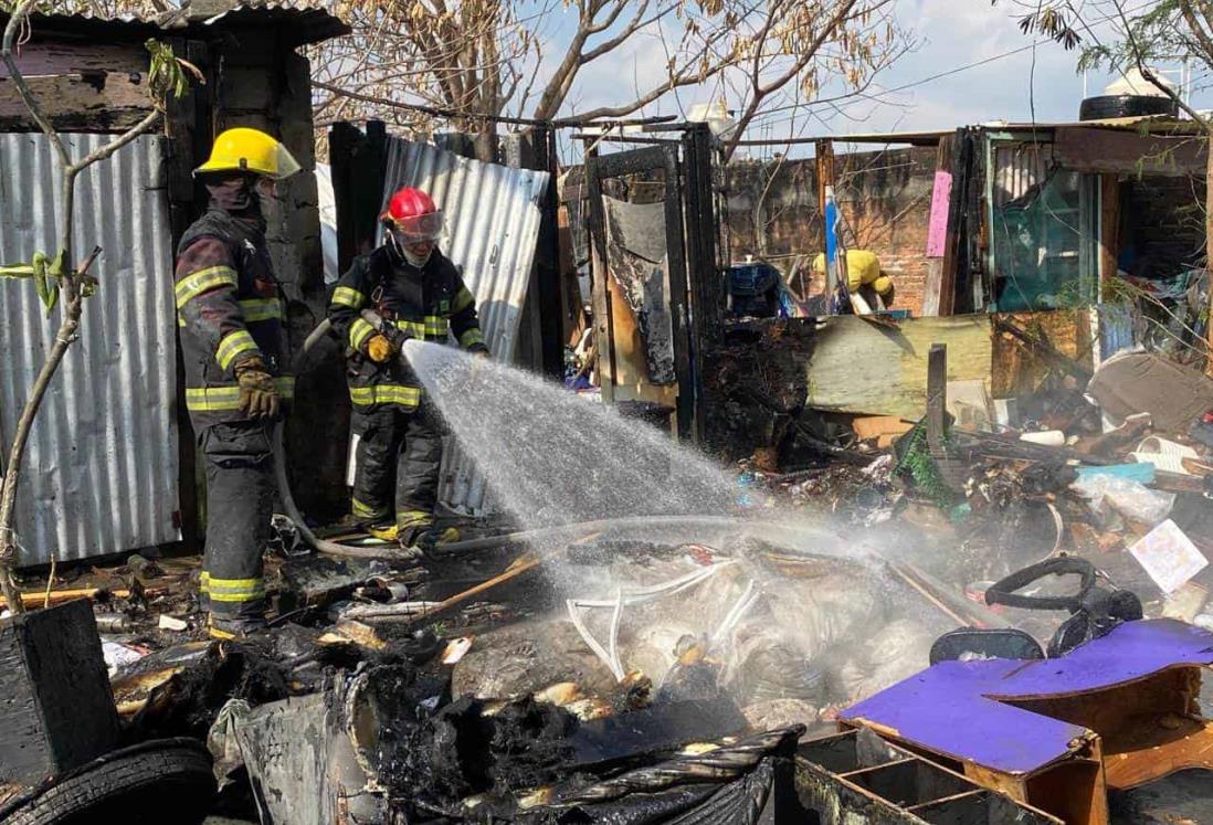 Fuerte incendio acaba con una vivienda en la colonia Hidalgo, en Veracruz