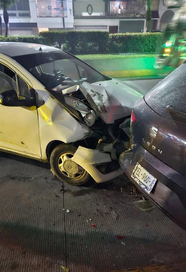 Pierde el control y choca contra un auto estacionado en avenida en Xalapa