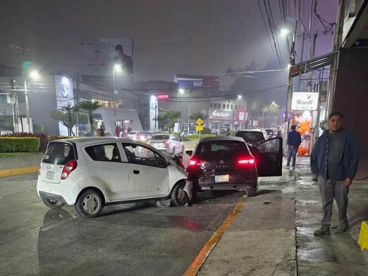 Pierde el control y choca contra un auto estacionado en avenida en Xalapa