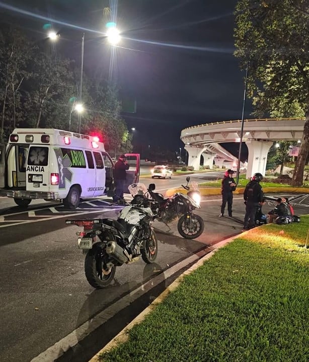 Pareja derrapa en motocicleta en avenida de Lázaro Cárdenas en Xalapa