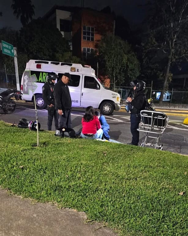 Pareja derrapa en motocicleta en avenida de Lázaro Cárdenas en Xalapa