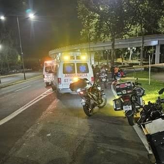 Pareja derrapa en motocicleta en avenida de Lázaro Cárdenas en Xalapa