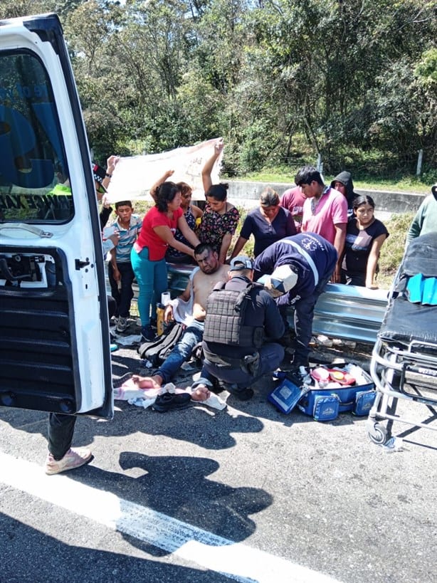 Tráiler cisterna se vuelca en el libramiento Xalapa-Perote; conductor resultó herido