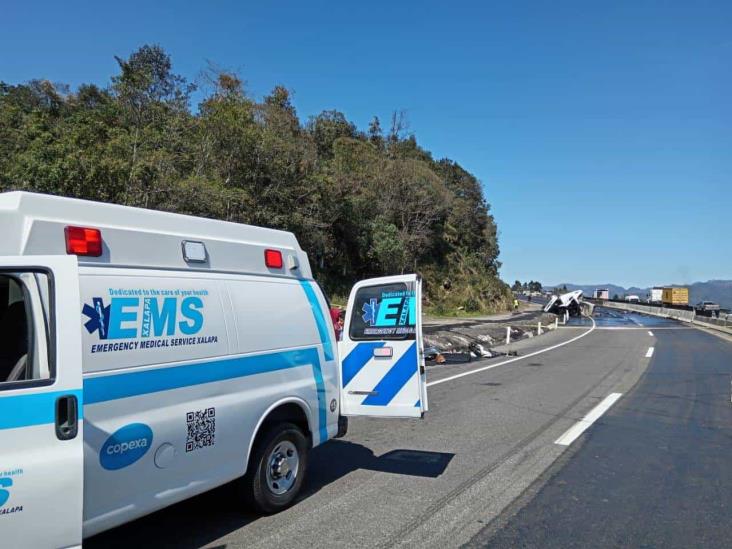 Tráiler cisterna se vuelca en el libramiento Xalapa-Perote; conductor resultó herido