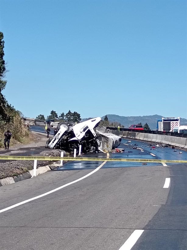 Tráiler cisterna se vuelca en el libramiento Xalapa-Perote; conductor resultó herido