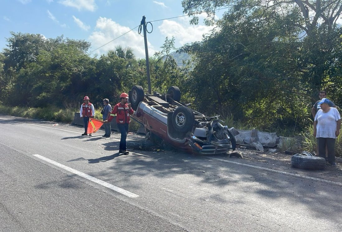 Camioneta vuelca y queda con las llantas arriba en carretera de Veracruz