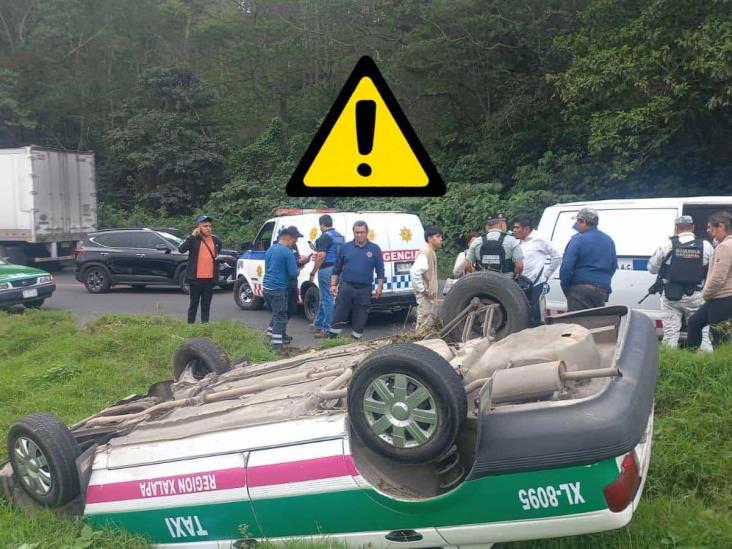 Vuelca taxi en curvas de El Rosario de la carretera Xalapa-Perote