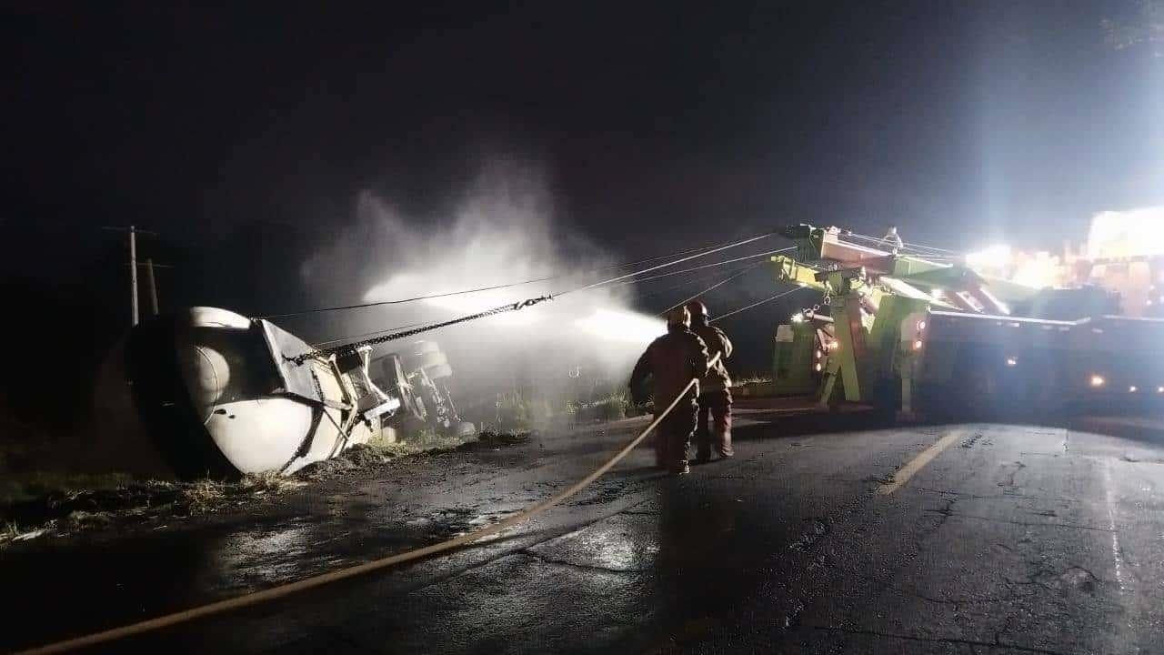 Vuelca pipa de gas en carretera hacia Tierra Blanca