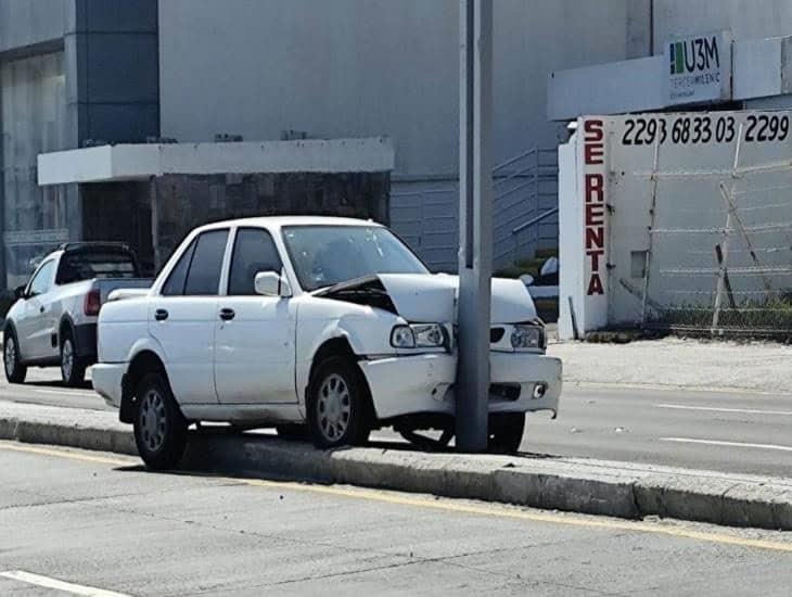 Automóvil choca contra luminaria de bulevar Manuel Ávila Camacho en Boca del Río