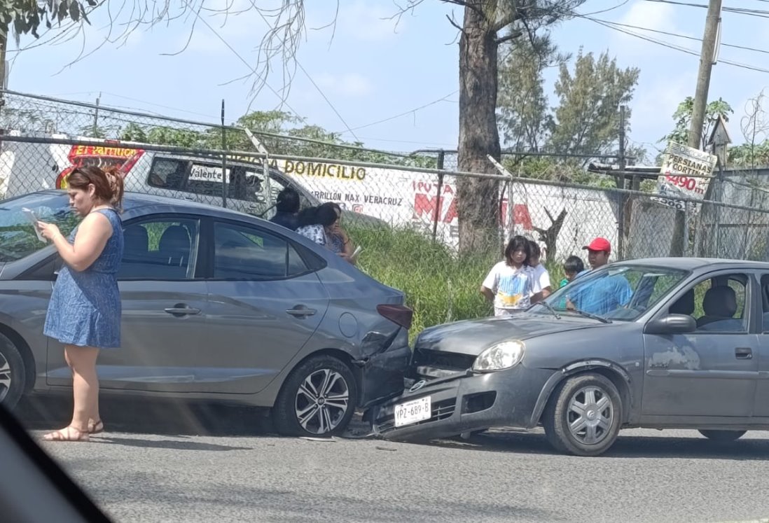 Auto impacta vehículo estacionado en Fraccionamiento Florida de Veracruz