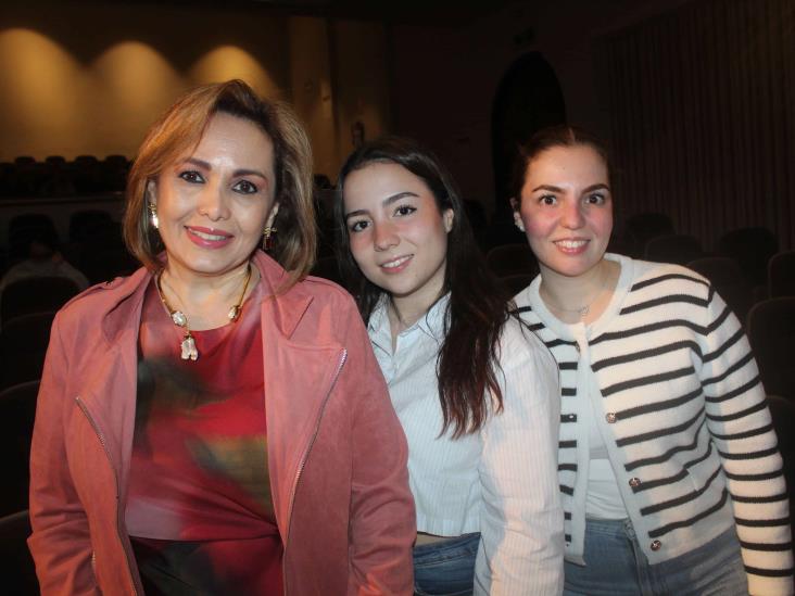 Jóvenes efectúan congreso ´Líderes Positivos´ donando recursos a programas sociales