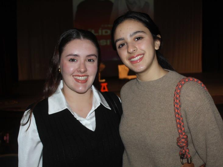 Jóvenes efectúan congreso ´Líderes Positivos´ donando recursos a programas sociales