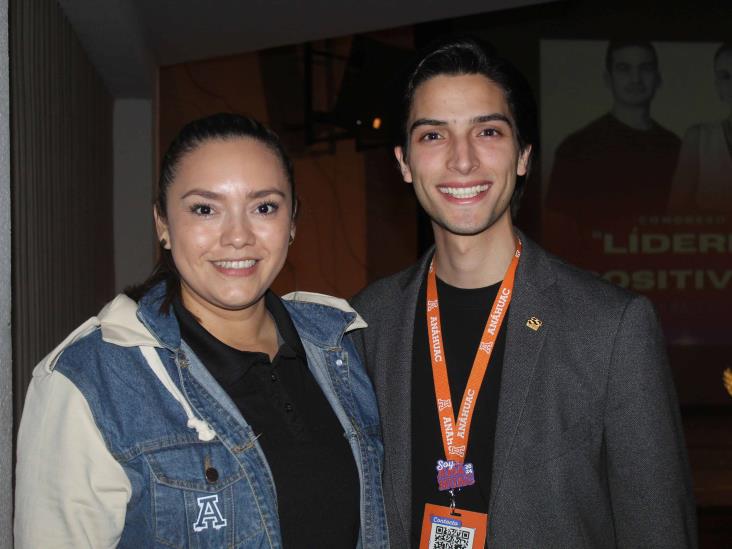 Jóvenes efectúan congreso ´Líderes Positivos´ donando recursos a programas sociales