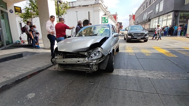 ¡Se pasó el alto! Chocan autos en el centro de Córdoba, ¿hay heridos?