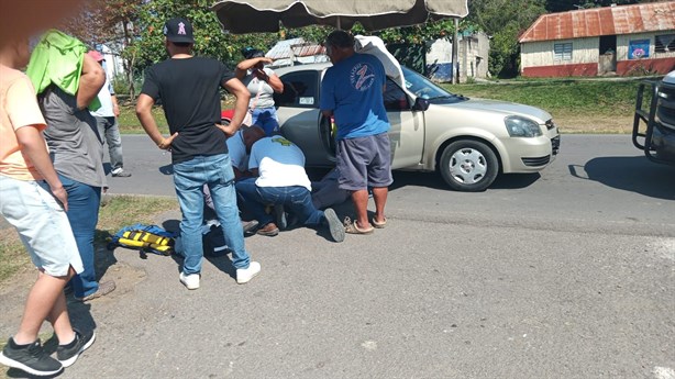 Camioneta impacta a motociclista en carretera de Tlalixcoyan