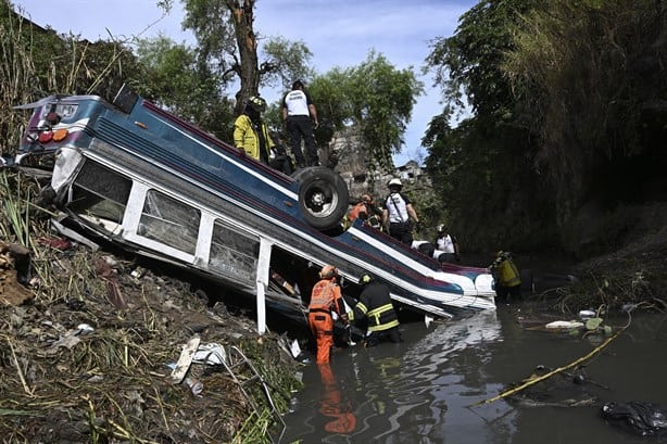 Tragedia en Guatemala: 55 personas pierden la vida al caer autobús a un barranco