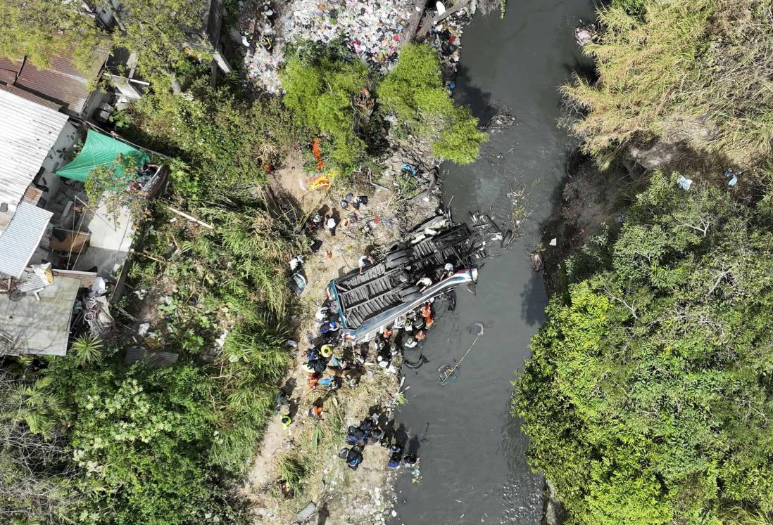 Tragedia en Guatemala: 55 personas pierden la vida al caer autobús a un barranco