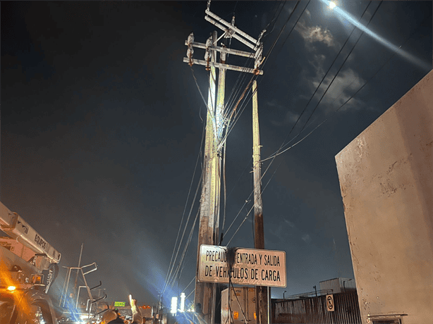 Incendio de poste de la CFE en avenida Ejército Mexicano deja sin luz a varias colonias | VIDEO