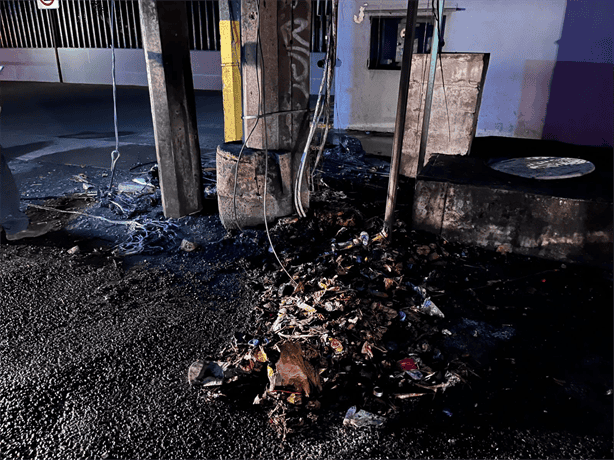 Incendio de poste de la CFE en avenida Ejército Mexicano deja sin luz a varias colonias | VIDEO