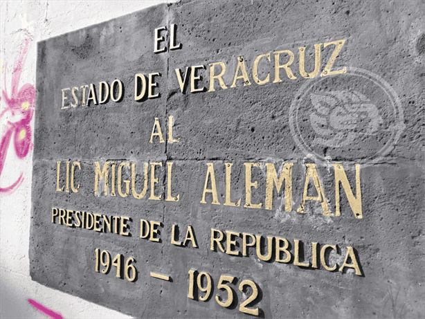 Rayado, olvidado y sucio; así luce el monumento a Miguel Alemán en Xalapa