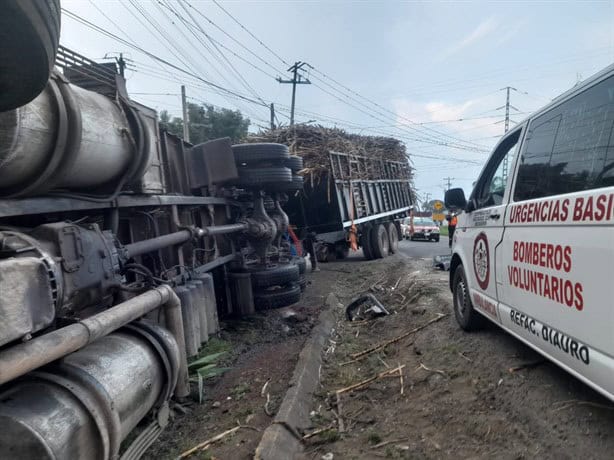 Vuelca cañero en carretera Fortín-Huatusco; conductor resulta herido