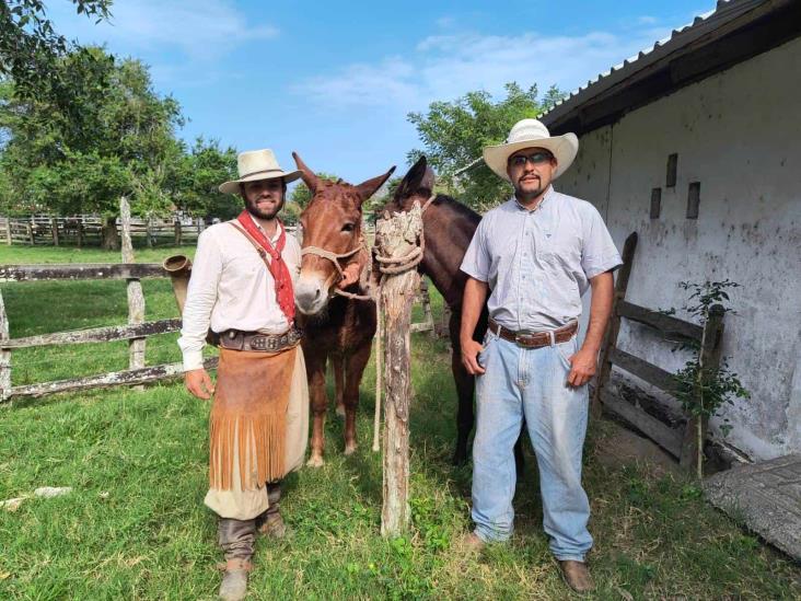 Desde Texas a Brasil: cruzan Veracruz en mulas con fin solidario