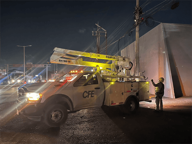 Incendio de poste de la CFE en avenida Ejército Mexicano deja sin luz a varias colonias | VIDEO