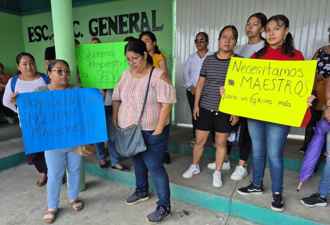 Se manifiestan padres de familia en secundaria de Veracruz; acusan que hay irregularidades