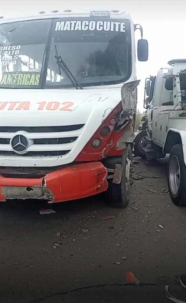 Choca camión urbano contra grúa en Veracruz; hay dos lesionados