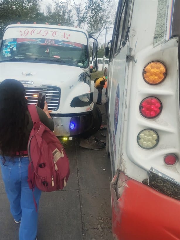 Choca camión urbano contra grúa en Veracruz; hay dos lesionados