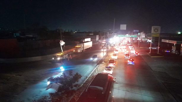 Incendio de poste de la CFE en avenida Ejército Mexicano deja sin luz a varias colonias | VIDEO