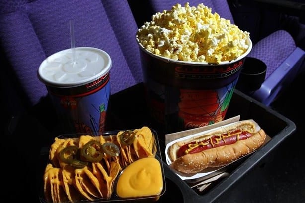 Profeco responde: ¿Te pueden prohibir meter tu propia comida al cine y sancionarte?