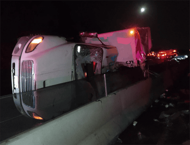 Vuelca camión en la autopista Xalapa-Perote; se desata rapiña 