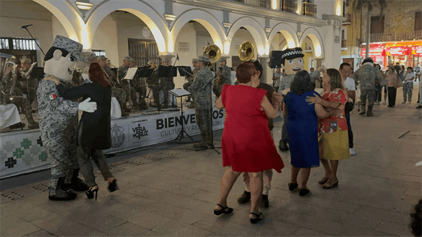 Zócalo de Veracruz vibró con concierto gratuito de la Banda de Música Militar