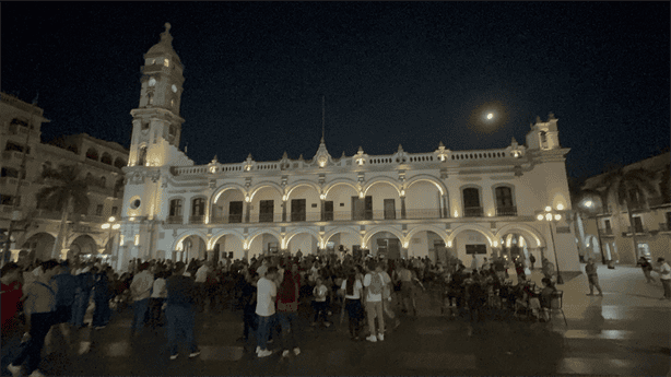 Zócalo de Veracruz vibró con concierto gratuito de la Banda de Música Militar