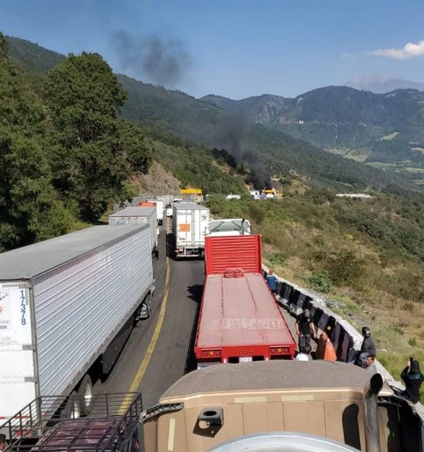 Arde camión cañero en túneles de las Cumbres de Maltrata (+VIDEO)