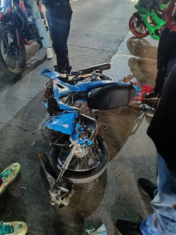 Motociclista se impacta contra taxi en Río Blanco