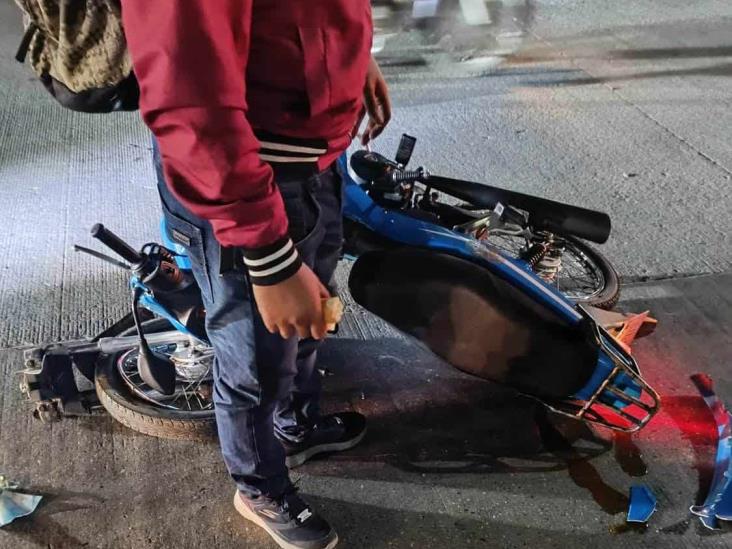 Motociclista se impacta contra taxi en Río Blanco