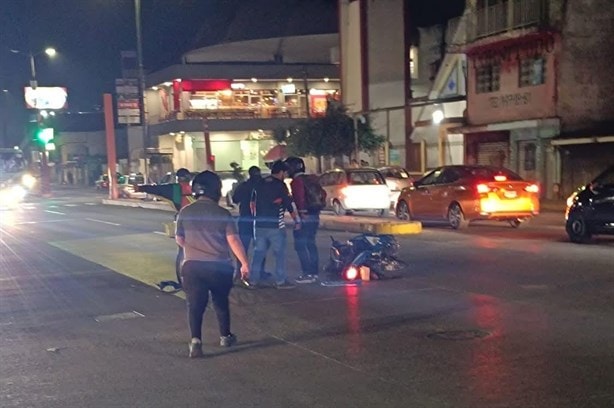 Motociclista se impacta contra taxi en Río Blanco