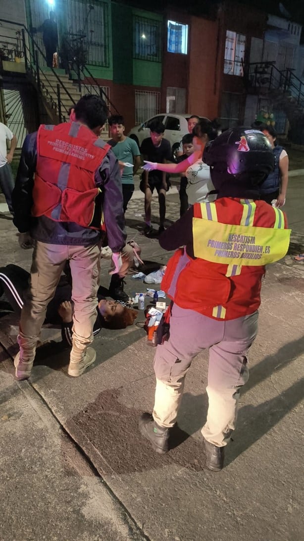 Derrapa mujer en su motocicleta y termina lesionada en Fortín de Las Flores