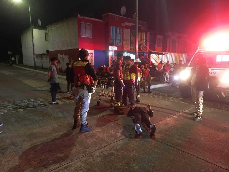 Derrapa mujer en su motocicleta y termina lesionada en Fortín de Las Flores