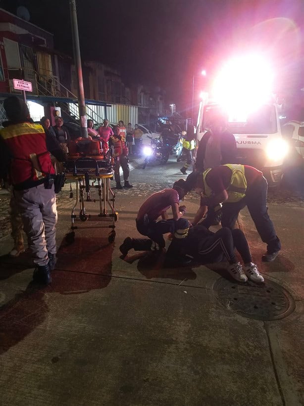 Derrapa mujer en su motocicleta y termina lesionada en Fortín de Las Flores