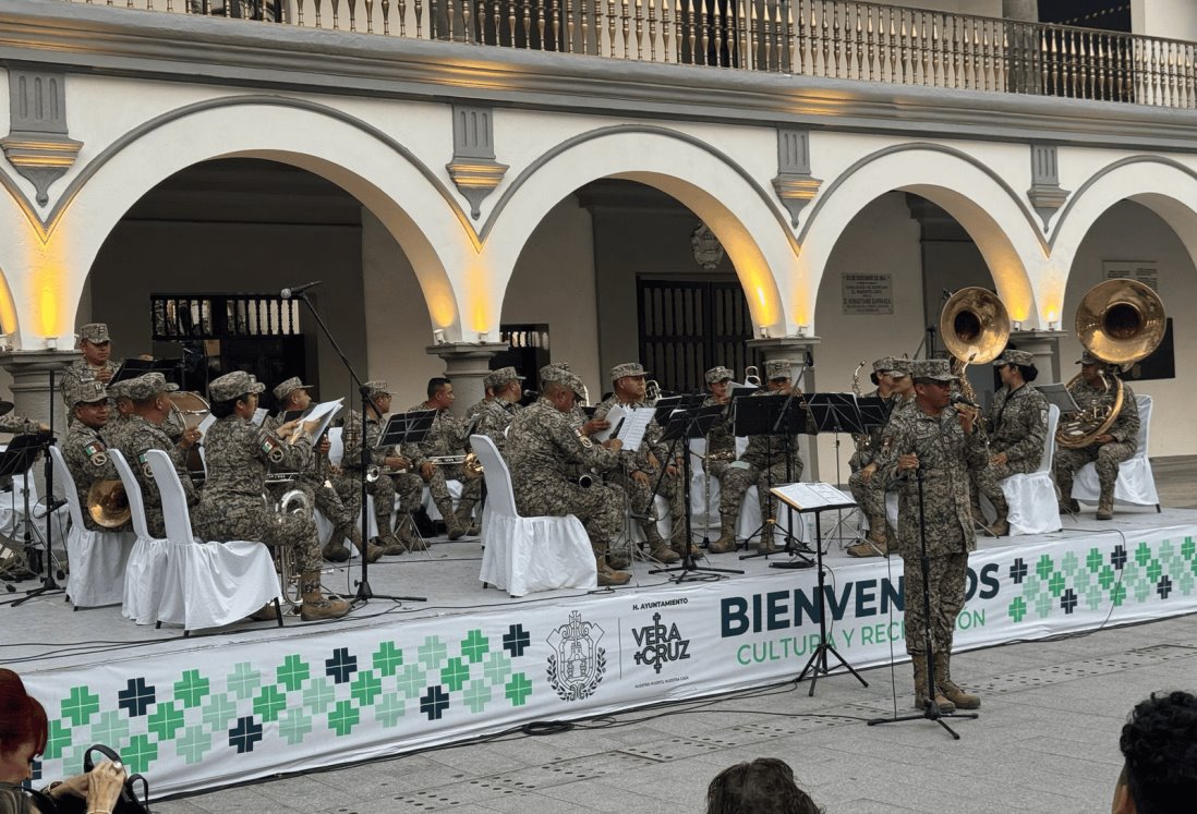 Zócalo de Veracruz vibró con concierto gratuito de la Banda de Música Militar