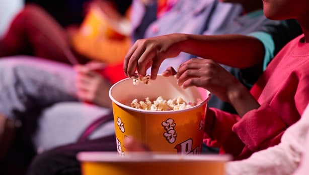 Profeco responde: ¿Te pueden prohibir meter tu propia comida al cine y sancionarte?