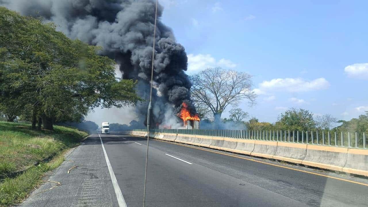 Tráiler se incendia en la autopista Cosamaloapan - La Tinaja