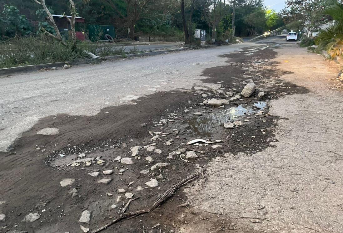 Se quejan por baches en el fraccionamiento La Herradura, en Veracruz