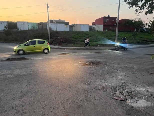 Se quejan por baches en el fraccionamiento La Herradura, en Veracruz