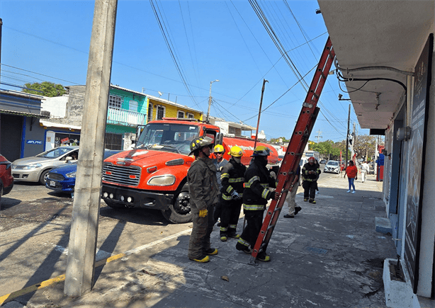 Incendio por cortocircuito moviliza a bomberos en el Centro de Veracruz