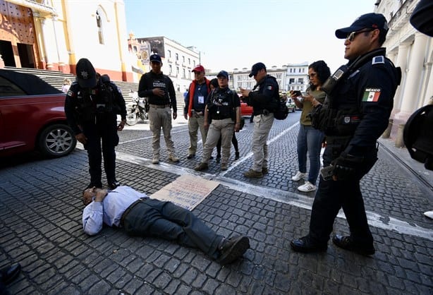 Tiene epilepsia y solo quiere escribir para ganarse la vida en Xalapa; inspectores lo acosan (+VIDEO)