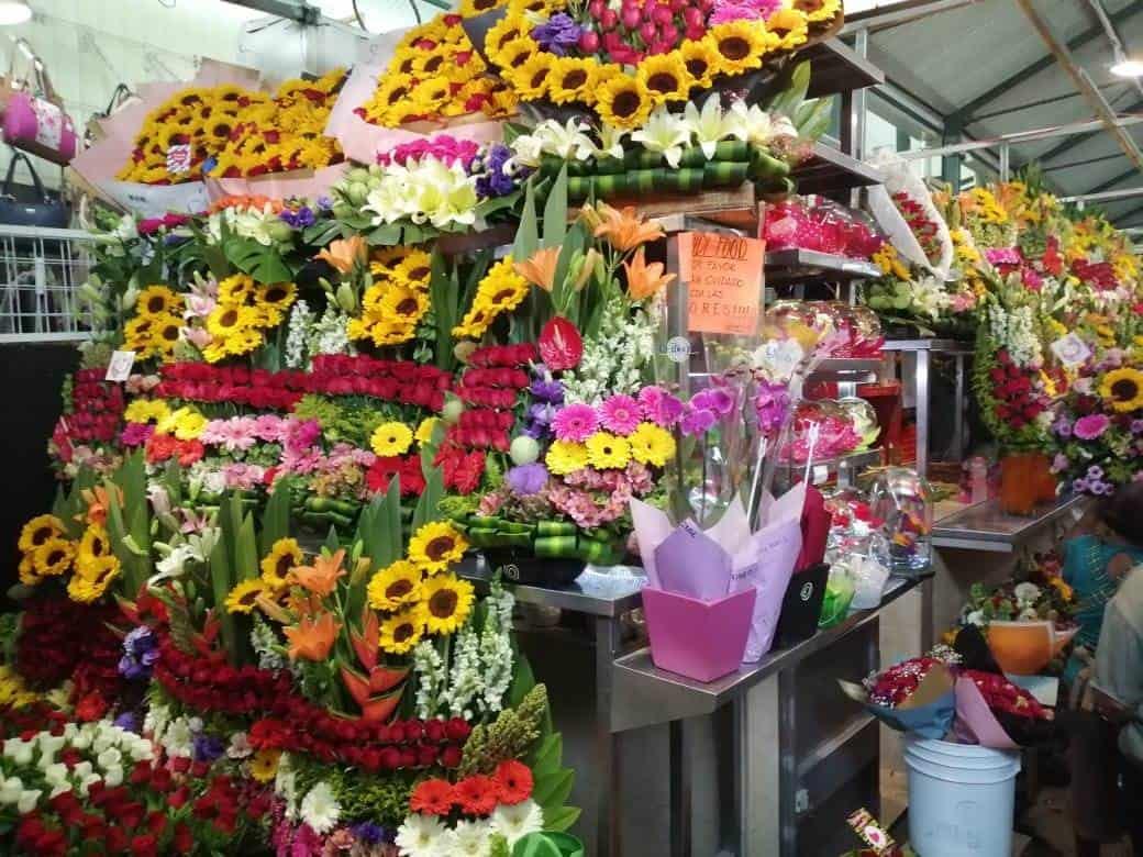 Hasta en 2 mil pesos se venden los arreglos florales previo al 14 de febrero en mercados de Veracruz